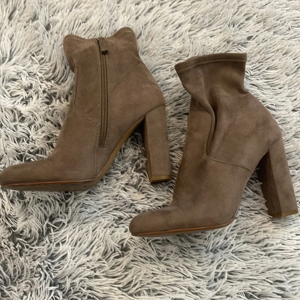 Steve Madden heeled booties. Size 7/12 - Picture 3 of 9